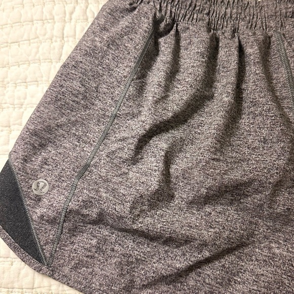Lululemon Hotty Hot Short II *Long 4" Size 6 Tall - Picture 4 of 7